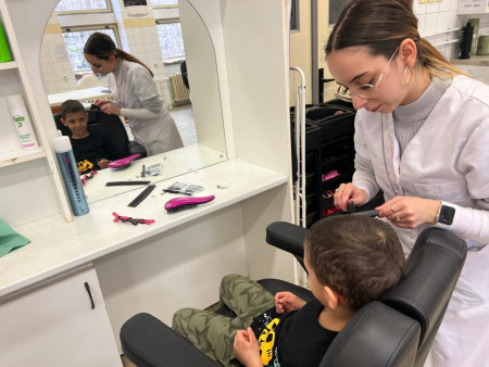 Navštívily jsme kadeřnictví a zahrály si na pekaře